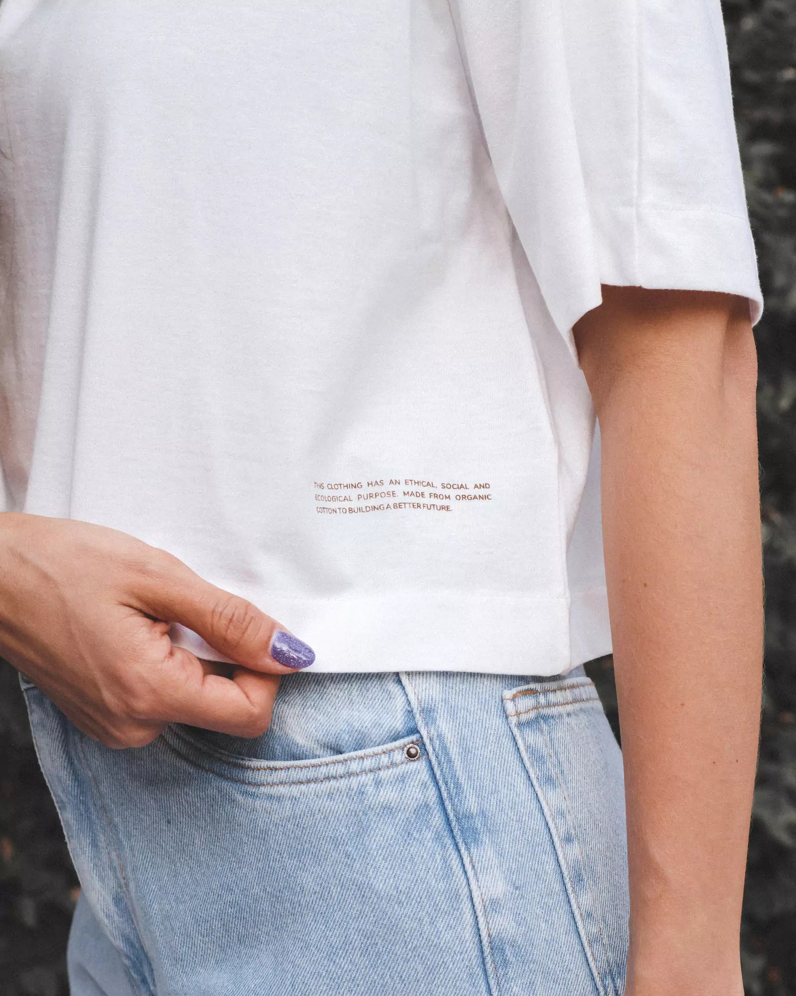 T-shirt Cropped Oversized de Algodão Orgânico Branca Off White. Compre online moda sustentável e atemporal na Minimadeia. Roupas femininas estilosas, básicas e sustentáveis. Foto produto 04