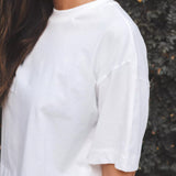 T-shirt Cropped Oversized de Algodão Orgânico Branca Off White. Compre online moda sustentável e atemporal na Minimadeia. Roupas femininas estilosas, básicas e sustentáveis. Foto produto 05