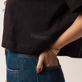 T-shirt Cropped Oversized de Algodão Orgânico Preta. Compre online moda sustentável e atemporal na Minimadeia. Roupas femininas estilosas, básicas e sustentáveis. Foto produto 02