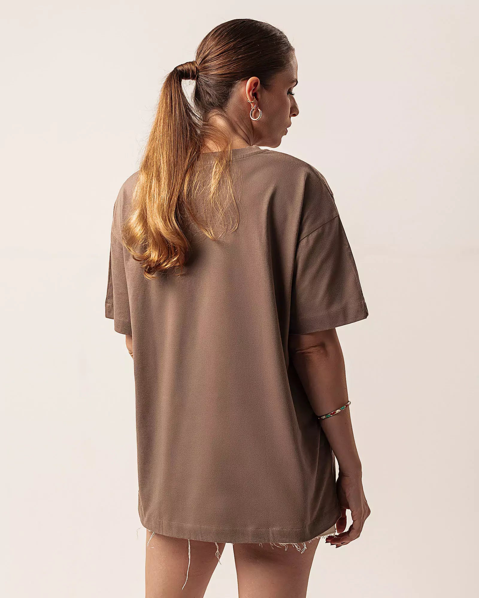 T-shirt Oversized de Algodão Orgânico Marrom. Compre online moda sustentável e atemporal na Minimadeia. Roupas femininas estilosas, básicas e sustentáveis. Foto produto 06