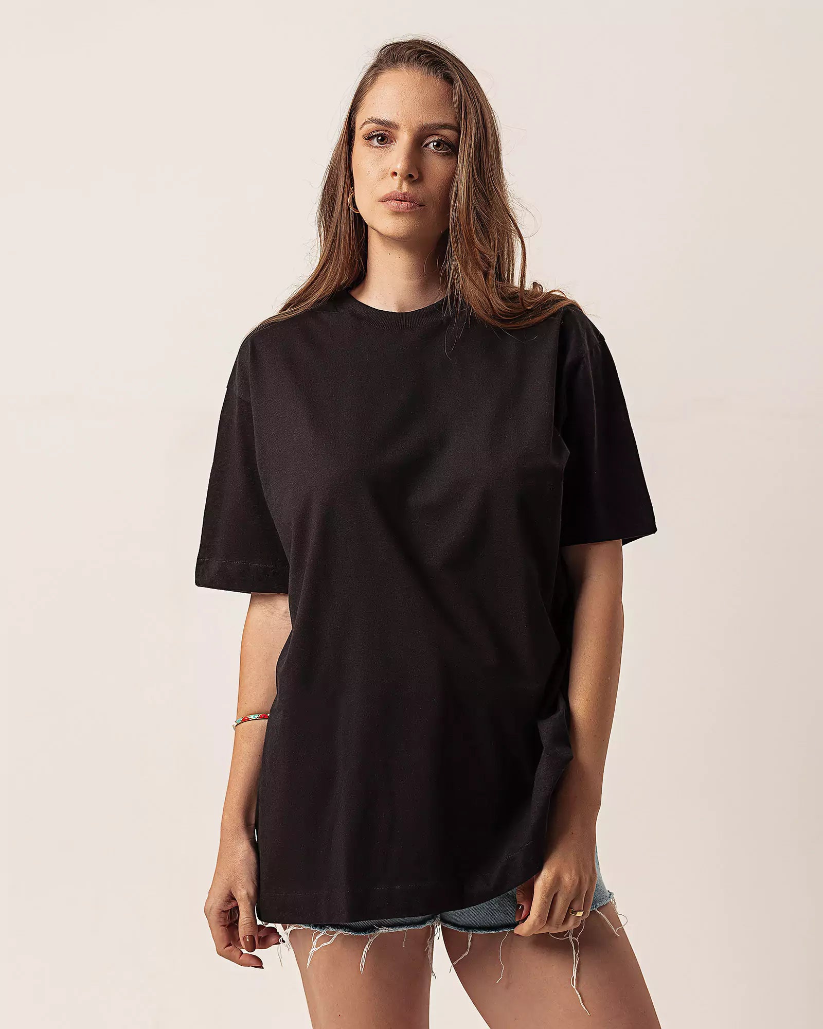 T-shirt Oversized de Algodão Orgânico Preta. Compre online moda sustentável e atemporal na Minimadeia. Roupas femininas estilosas, básicas e sustentáveis. Foto produto 02