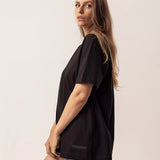 T-shirt Oversized de Algodão Orgânico Preta. Compre online moda sustentável e atemporal na Minimadeia. Roupas femininas estilosas, básicas e sustentáveis. Foto produto 06