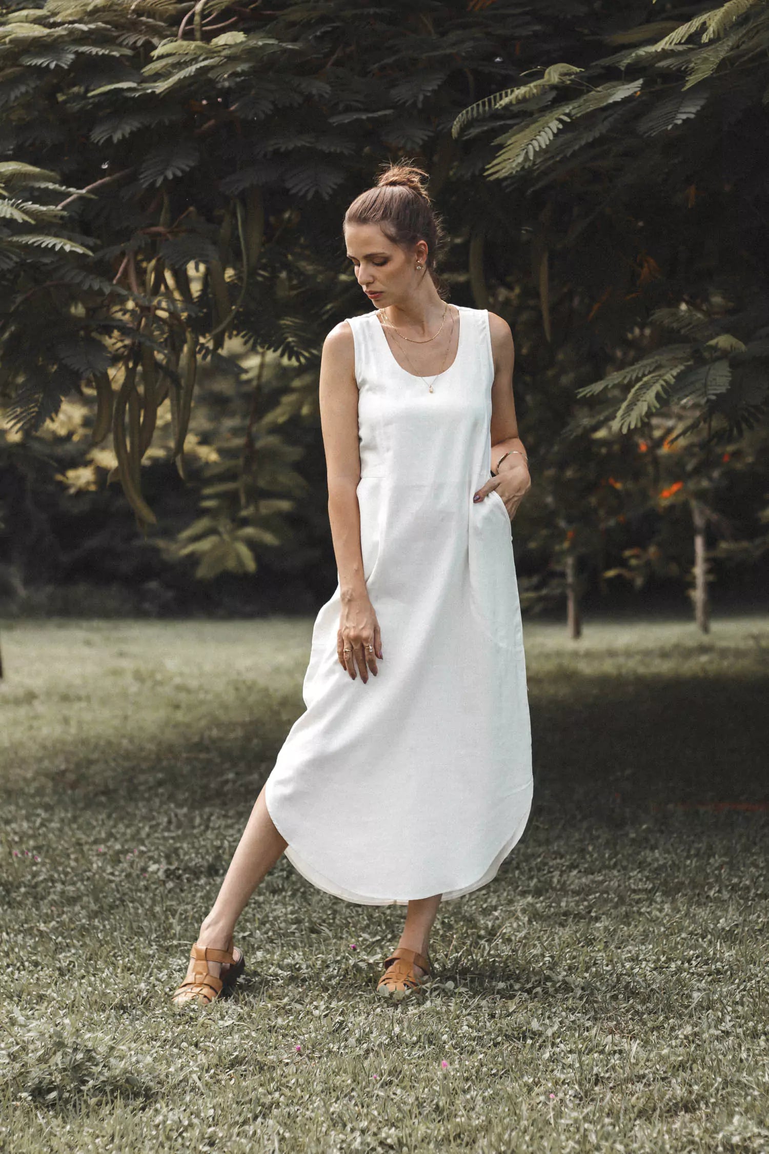 Vestido Midi em Linho & Viscose FSC™ Branco Off White. Compre online moda sustentável e atemporal na Minimadeia. Roupas femininas estilosas, básicas e sustentáveis. Foto destaque