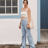 Calça Wide Leg com Rasgos Jeans Azul Claro Eco Denim™. Compre online moda sustentável e atemporal na Minimadeia. Roupas femininas estilosas, básicas e sustentáveis. Foto produto influencer deiafederici