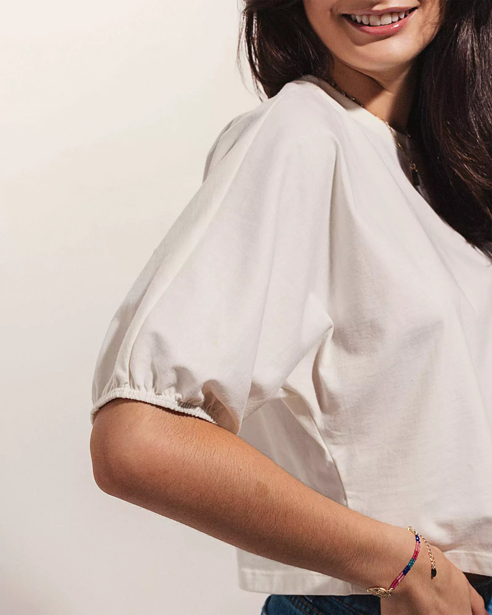 Blusa Ampla de Algodão BCI™ Branca Off White. Compre online moda sustentável e atemporal na Minimadeia. Roupas femininas estilosas, básicas e sustentáveis. Foto produto 03