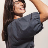Blusa Ampla de Algodão BCI™ Cinza. Compre online moda sustentável e atemporal na Minimadeia. Roupas femininas estilosas, básicas e sustentáveis. Foto produto 02