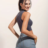 Cropped Gola Alta de Algodão Orgânico Cinza. Compre online moda sustentável e atemporal na Minimadeia. Roupas femininas estilosas, básicas e sustentáveis. Foto produto 03
