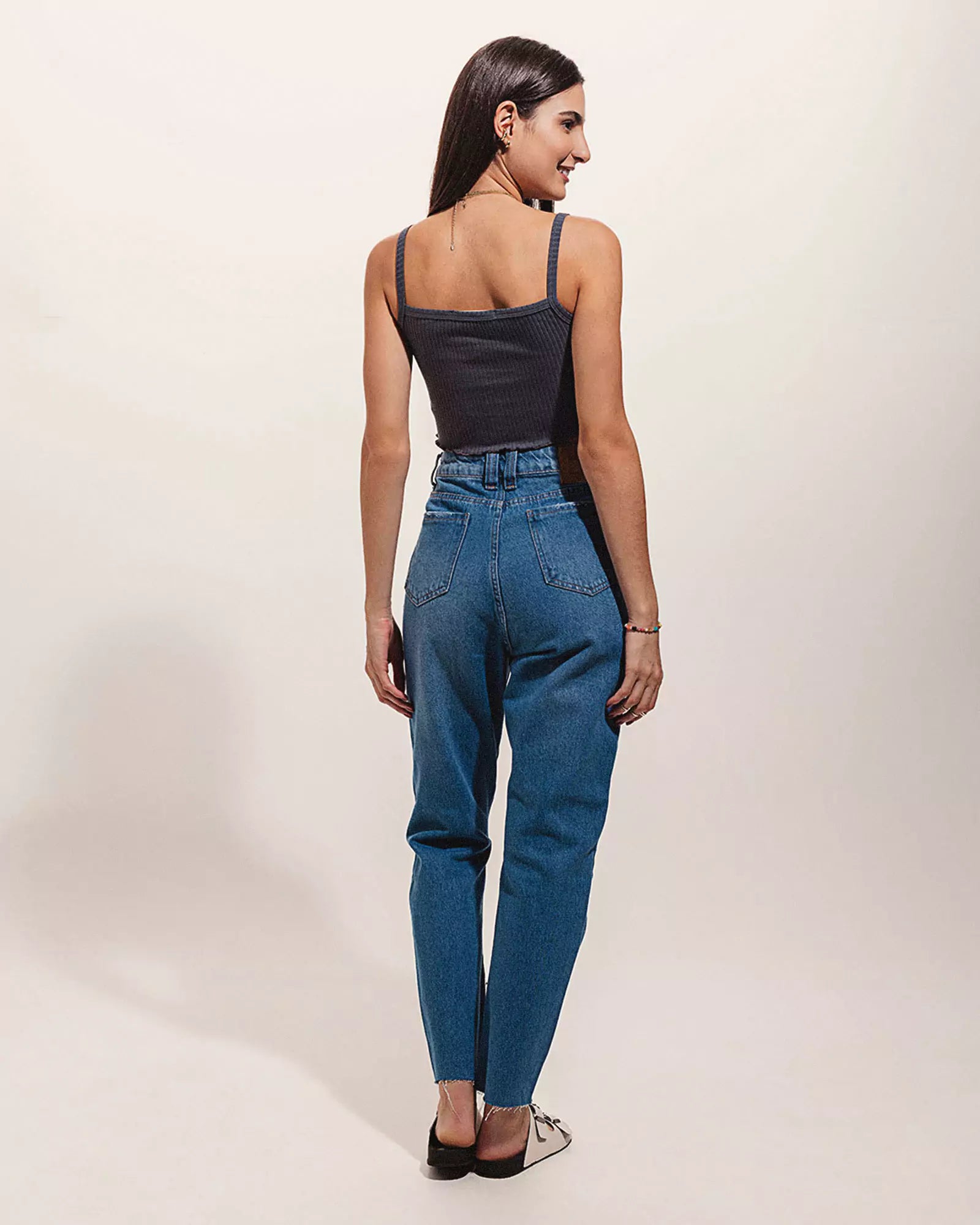 Calça Mom Jeans Barra Fio Azul Médio Eco Denim™. Compre online moda sustentável e atemporal na Minimadeia. Roupas femininas estilosas, básicas e sustentáveis. Foto produto 04