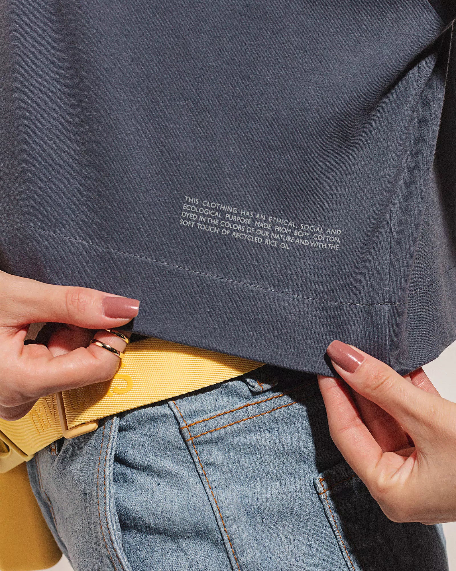 T-shirt Cropped Oversized de Algodão BCI™ Cinza. Compre online moda sustentável e atemporal na Minimadeia. Roupas femininas estilosas, básicas e sustentáveis. Foto produto 02