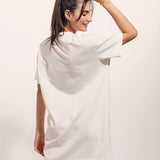 Vestido Camisetão Oversized de Algodão Orgânico Branco Off White. Compre online moda sustentável e atemporal na Minimadeia. Roupas femininas estilosas, básicas e sustentáveis. Foto produto 04
